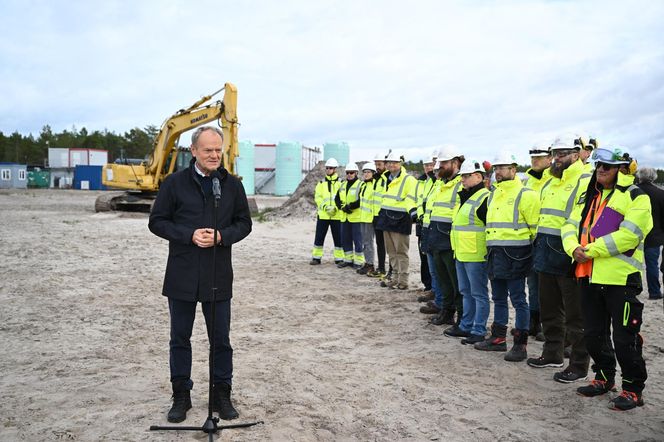 iebrowo, 15.10.2025. Premier RP Donald Tusk podczas wizyty na miejscu planowanej budowy pierwszej polskiej elektrowni jądrowej Lubiatowo – Kopalino w Biebrowie (woj. pomorskie)