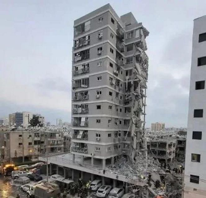 Rakieta trafiła prosto w blok w Izraelu