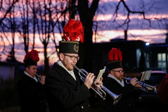 Barbórka 2024. Piękna tradycja, orkiestra dęta budzi mieszkańców Nikiszowca 