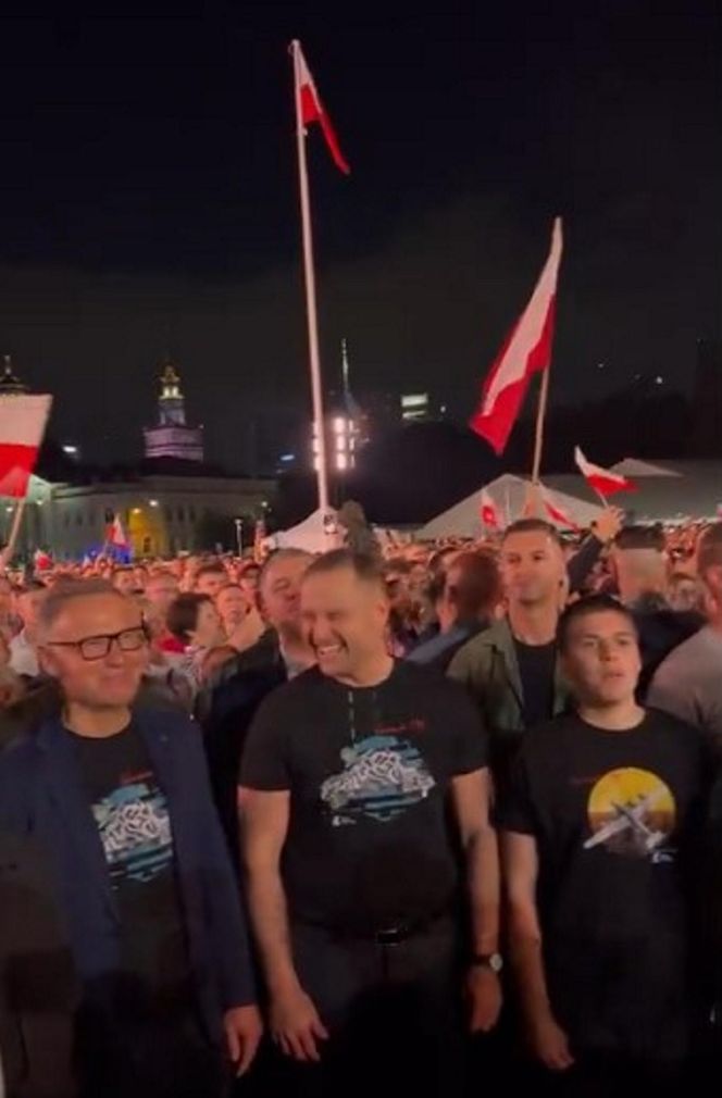 Karol Nawrocki śpiewa (nie)zakazane piosenki