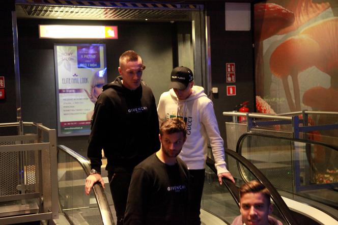 Reprezentanci Polski na zakupach w centrum handlowym w Warszawie