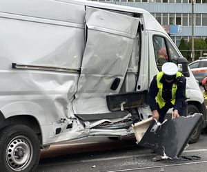 Tramwaj uderzył w busa na Annopolu. Poważny wypadek, motorniczy ranny