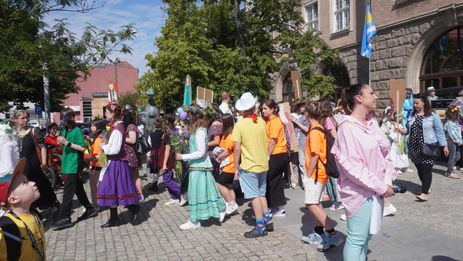 Dni Bajki 2024. W centrum Olsztyna zrobiło się bajkowo. Dzieci przejęły władzę nad miastem [ZDJĘCIA]