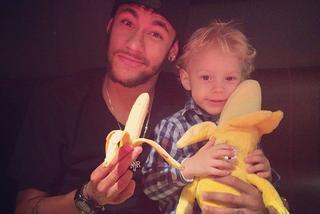 Neymar wspiera Daniego Alvesa po akcji z bananem