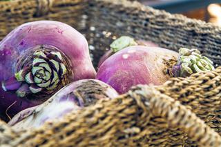 Brukiew na chorą skórę i wypadające włosy: jak jeść tanio i zdrowo?