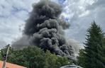 Potężny pożar magazynu w Sulejówku! Kilkudziesięciu strażaków walczy z żywiołem