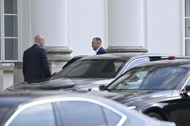 Karol Nawrocki który odbiera Kasię ze szkoły.