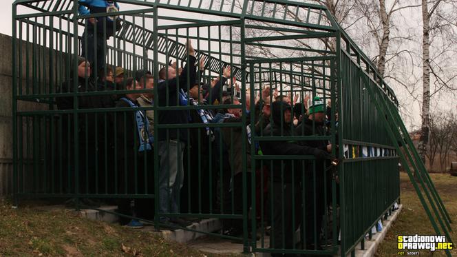 Skandal na meczu. Kibice Hutnika Kraków trzymani... w klatce niczym dzikie zwierzęta