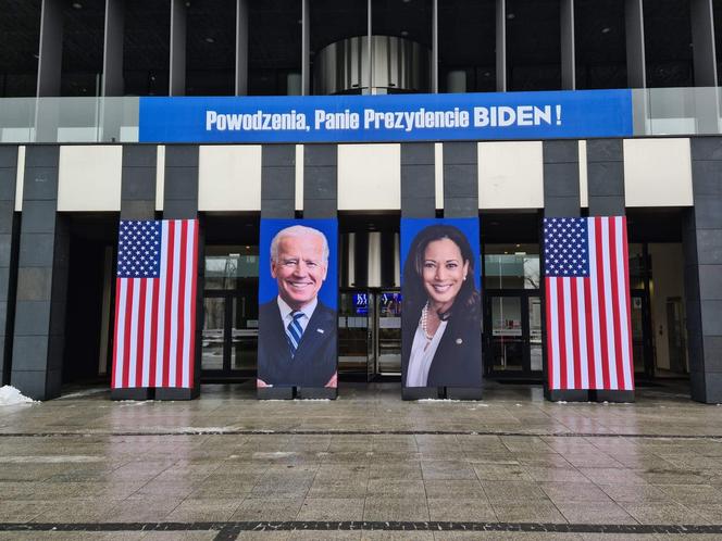 Przed Urzędem Marszałkowskim w Poznaniu stanął... Joe Biden! "Żenada roku"