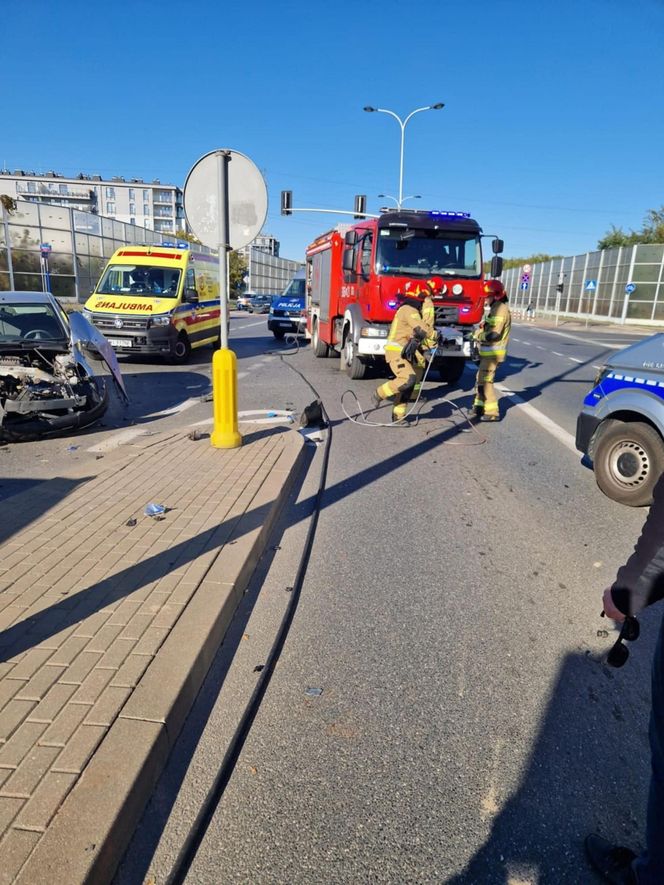 Potworny wypadek w Warszawie. Roztrzaskane trzy samochody, w tym jeden radiowóz. Policjanci trafili do szpitala