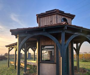 W Winnicy Saganum można degustować wino o zachodzie słońca pod oryginalną scenografią z filmu „Chopin, Chopin”. Spotkania tutaj mają magiczną atmosferę.