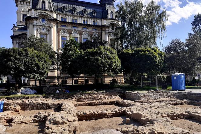 Na nowosądeckim Rynu trwają prace archeologiczne.  Specjaliści szukaja dawnego ratusza.