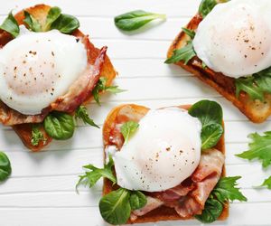 Jajko poszetowe: przepis jak zrobić jajko poche w koszulce