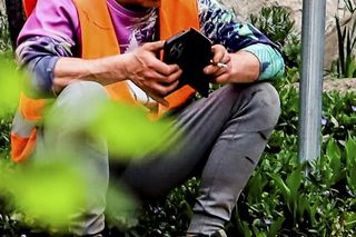 Tak wyglądają roboty drogowe w Ostródzie. Telefon zamiast łopaty. Ekipa rodem z memów