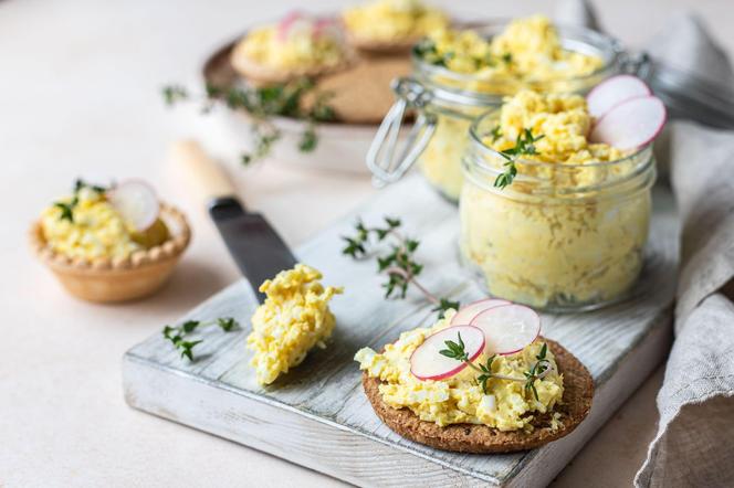 Szybka pasta jajeczna z 2 składników. Pomysł na pyszne śniadanie pełne białka