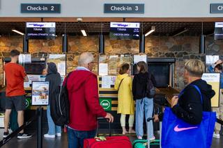   Tłumy na lotnisku w Szymanach. Wystartował pierwszy wakacyjny lot do Albanii. Zobacz zdjęcia
