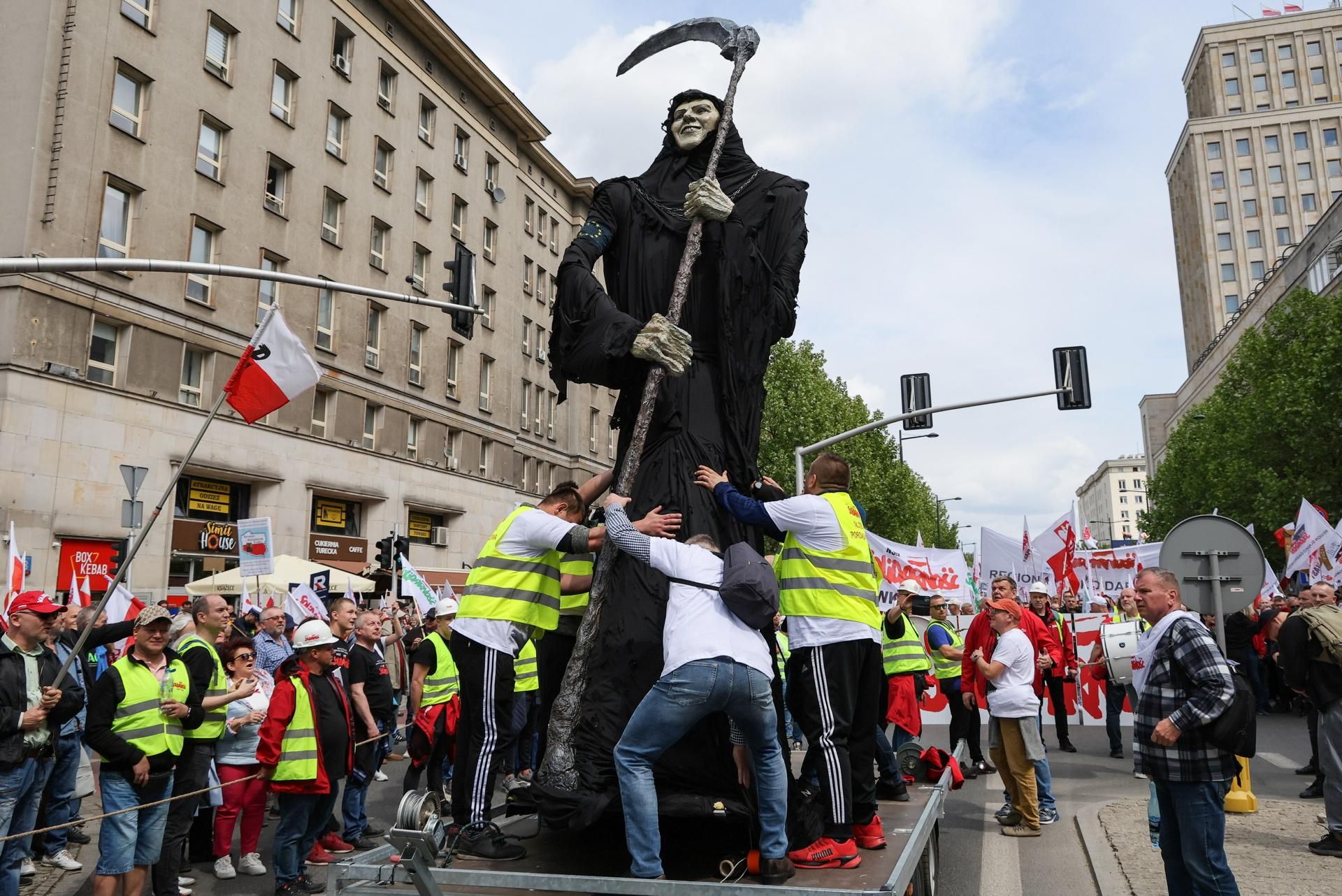 Protest rolników w Warszawie. Na demonstracji kukła ŚMIERCI! [RELACJA ...