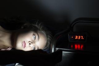 Problemy ze snem zwiększają ryzyko udaru. Ekspert wyjaśnia, kto jest szczególnie narażony