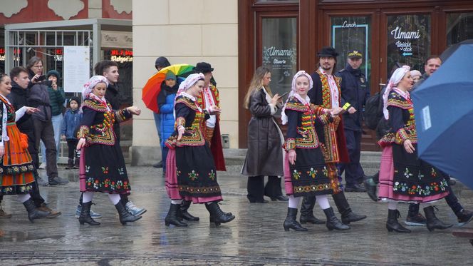 Polonez dla Fredry 2025 we Wrocławiu. Maturzyści zatańczyli na Rynku [ZDJĘCIA]