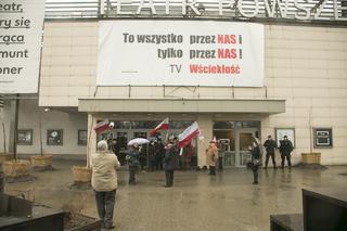 Protesty pod Teatrem Powszechnym