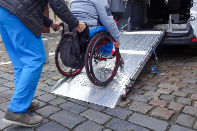 Zbliżenie na osobę poruszającą się na wózku inwalidzkim 