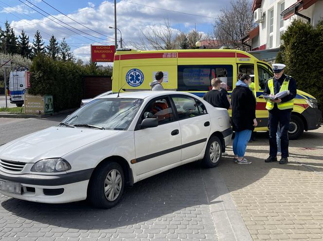 Koszmar na Bielanach. Toyota gruchnęła w pieszego. Polała się krew