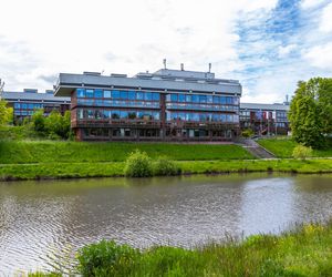 ASP Łódź. Szklane pawilony nad jeziorem