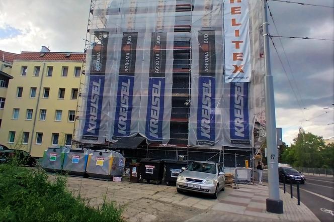 Mural z "Pleciugą" po 5 latach zniknął z kamienicy przy al. Wyzwolenia