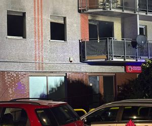 Toruń. Pożar bloku przy ul. Lubickiej. Dwie osoby wyskoczyły z okna [ZDJĘCIA]