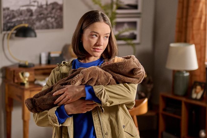 Na Wspólnej odc. 4049. Ania (Sonia Mietielica), syn Jaś (Kazio Wierzbicki)