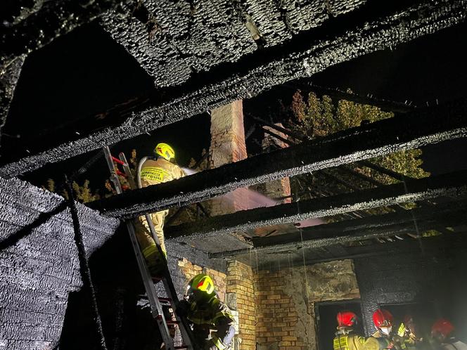 Potężny pożar na Starosielcach w Białymstoku. Strażacy uratowali dwie kobiety