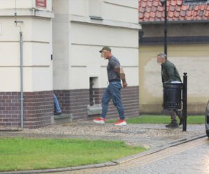 Papieros w jednej ręce, kradziona biżuteria - w drugiej. Beztroski złodziej w rękach policji