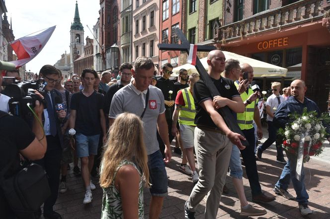Marsz Milczenia dla Klaudii w Toruniu. „Niech nasza cisza przemówi głośniej niż słowa” [GALERIA]