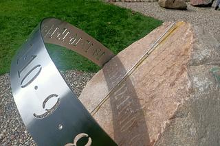 Równikowy zegar słoneczny na Dylewskiej Górze. To nowa atrakcja na Mazurach [ZDJĘCIA]