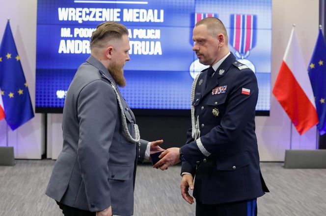 Z narażeniem życia ratowali innych. 81 policjantów odebrało medale 