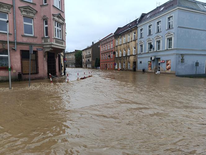 Zagrożenie powodziowe. Głuchołazy. Woda przelała się przez wały. Zalewa miasto