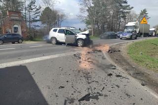 Karambol czterech aut na DK 51. Są ranni. Droga jest zablokowana [ZDJĘCIA]