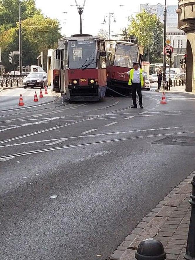 Zderzenie dwóch tramwajów w centrum Bydgoszczy! [ZDJĘCIA]