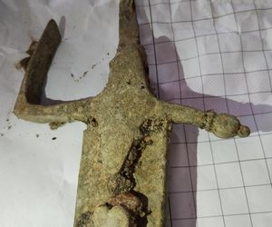 Zabytkowa szabla wyłowiona z Wisły. Rzeka odkrywa skarby z przeszłości