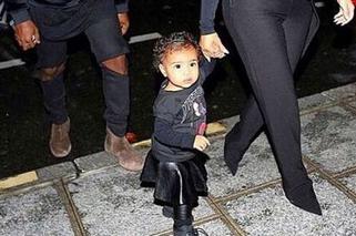 PIERWSZE KROKI DZIECKA: córeczka Kim Kardashian uczy się chodzić!