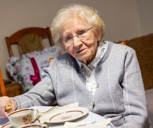 Wiek to tylko liczba. Pani Jadwiga z Bydgoszczy przepracowała 35 lat w PKP. Dziś ma 101 lat i wciąż zaskakuje energią! 