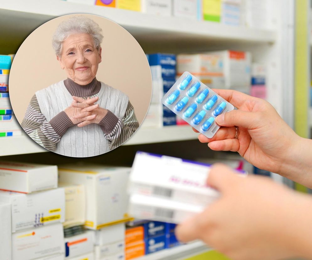 Farmaceutka w aptece trzymająca blister niebieskich kapsułek i pudełko leków. W lewym górnym rogu na tle apteki uśmiechnięta starsza kobieta. Zdjęcie symbolizuje dostępność darmowych leków dla seniorów 65+, o czym przeczytasz na portalu Super Biznes.