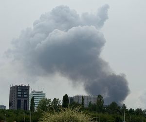 Czarny dym nad Katowicami. Pożar podkładów kolejowych, na miejscu strażacy