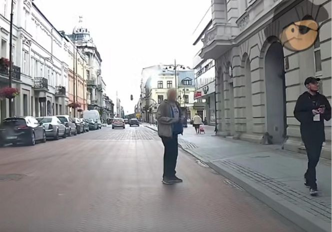 Wyjął pistolet na środku ulicy i wycelował w kobietę. Poszukuje go policja 