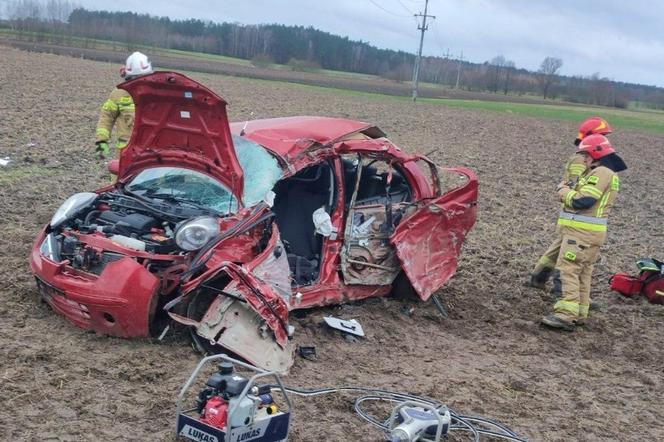 Tragiczny wypadek w Ościsłowie. 19-latek wjechał nissanem w pole i rąbnął w drzewo. Młody kierowca nie żyje