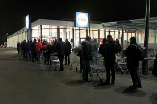 Tłum na otwarciu nowego Lidla w Warszawie