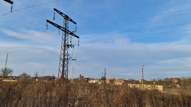 Kętrzyn. 18-latek przeciął siekierą kable energetyczne i zginął