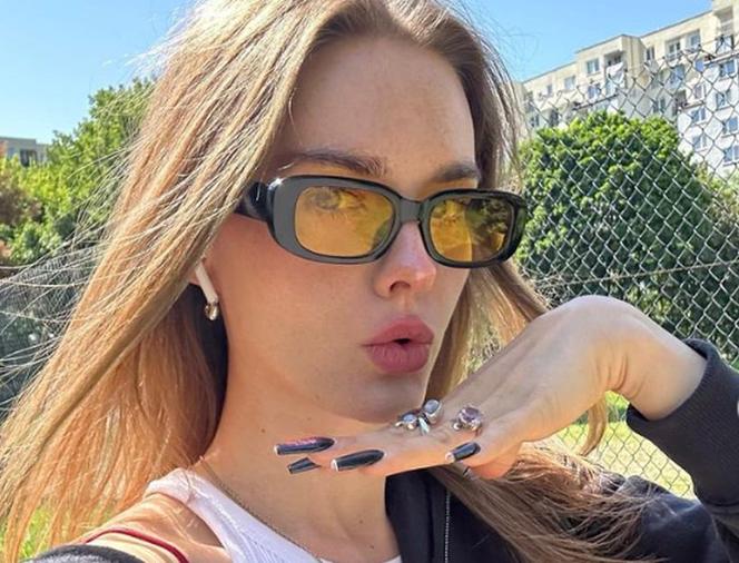 Nowa Franka z M jak miłość. Dominika Kachlik postawiła na jeden szczegół. Nie chodzi o okulary! - ZDJĘCIA