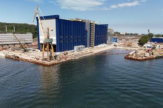 Trwają prace wykończeniowe na budowie hali kadłubowej w Stoczni Wojennej