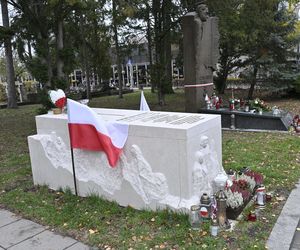 Grób Kornela Morawieckiego na  Powązkach Wojskowych